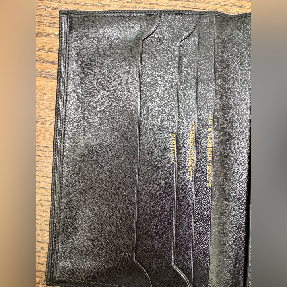 Vintage Leather Travel Wallet Organizer – Classic Black | PRYM Snap - Picture 3 of 5